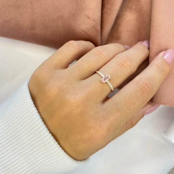 Anel Pedra Rosa Clara, Retangular e Microzircônias - Prata 925