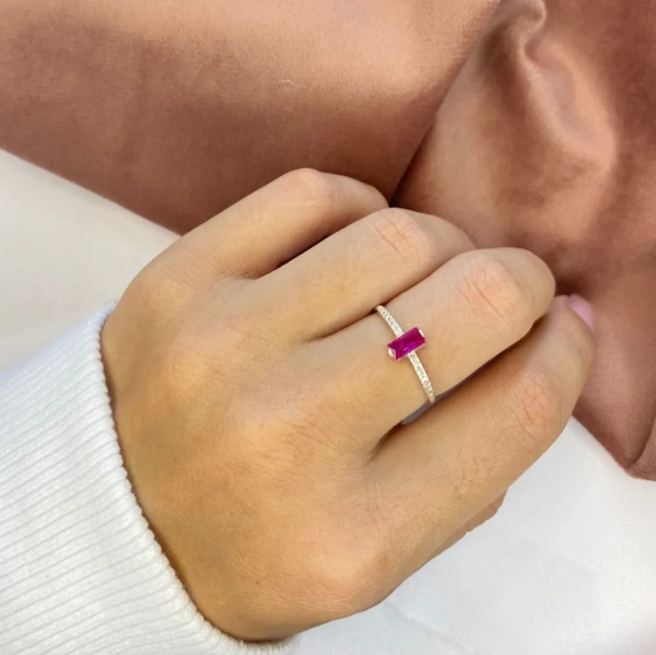 Anel Prata Delicado, com Pedra Retangular Pink e Microzircônias no Aro