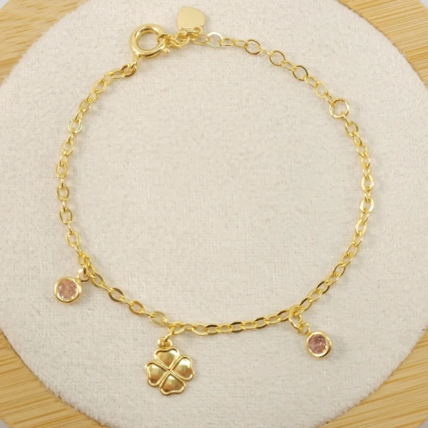 Pulseira infantil trevo e zircônias na cor rosa, folheada a ouro 18k
