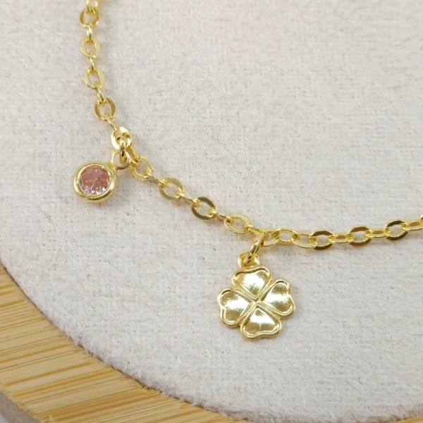 Pulseira infantil trevo e zircônias na cor rosa, folheada a ouro 18k - Imagem 2