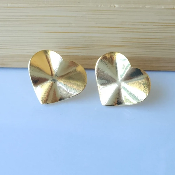 Brinco Coração Liso Ondulado, Minimalista, Banhado a ouro 18k