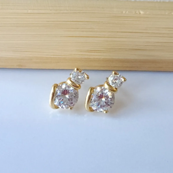Brinco de gatinho com zircônia, folheado a ouro 18k