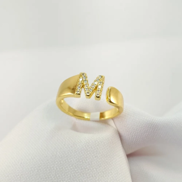 Anel Letra M Aberto, Banhado a ouro 18k