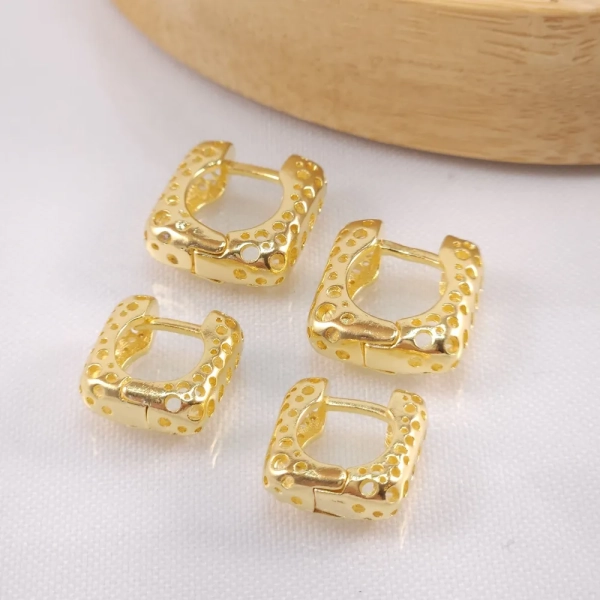 Brinco duplo de argolas quadradas de click com detalhes vasados, folheadas a ouro 18k