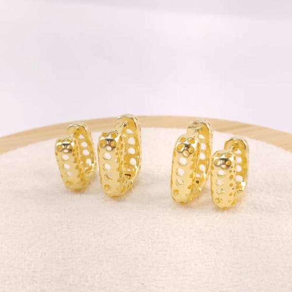 Brinco duplo de argolas quadradas de click com detalhes vasados, folheadas a ouro 18k - Imagem 2
