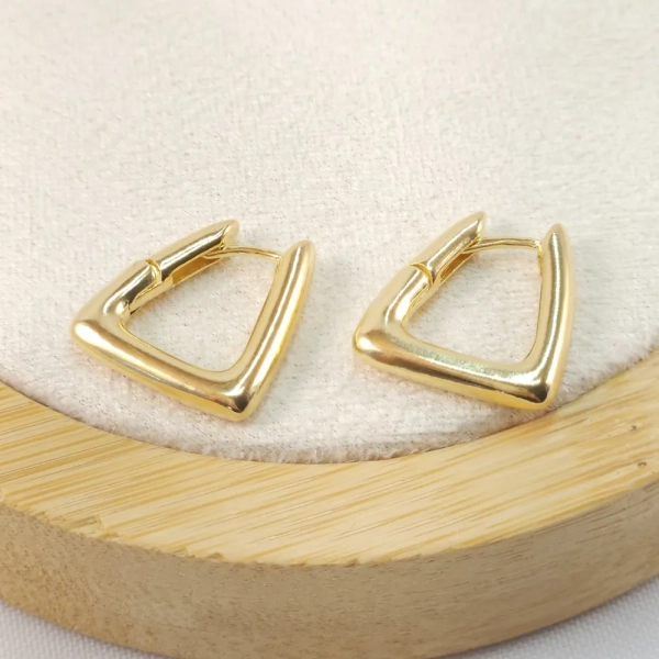 Brinco argola articulada lisa, com designer triangular de 1,5cm, folheada a ouro 18k