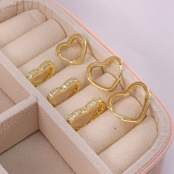 Trio de argolas em formato de coração, cravejadas com zircônias, folheadas a ouro 18k