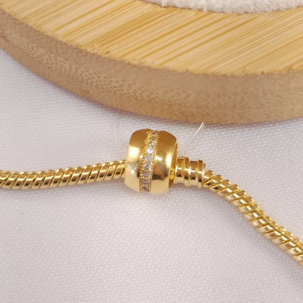 Pingente Berloque separador com filete de zircônia, folheado a ouro 18k