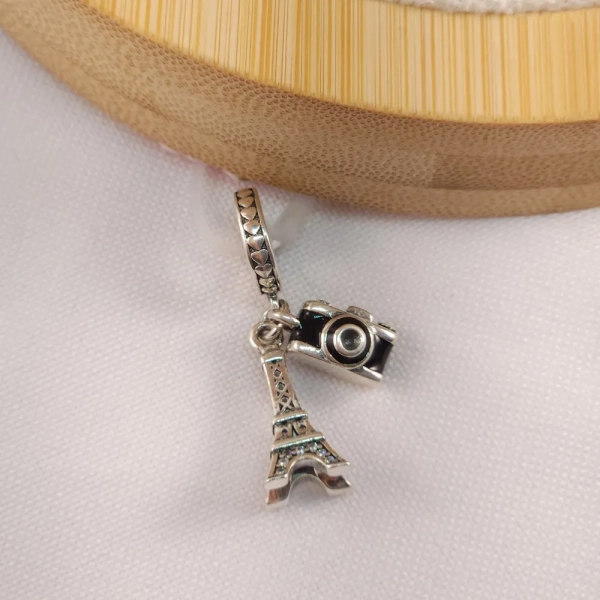 Pingente Berloque Torre Eiffel e maquina fotográfica, em Prata 925