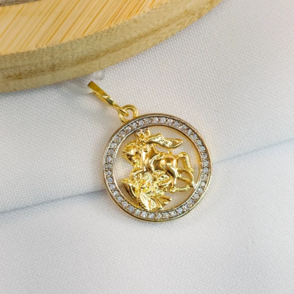 Pingente medalha de São Jorge com circulo cravejado, folheado a ouro 18k