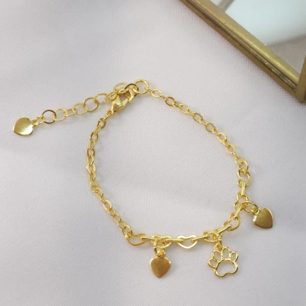 Pulseira infantil com patinha e dois corações, folheada a ouro 18k