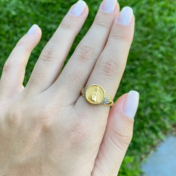 Anel Nossa Senhora com Centro Redondo e Laterais Cravejadas, Banhado a ouro 18k
