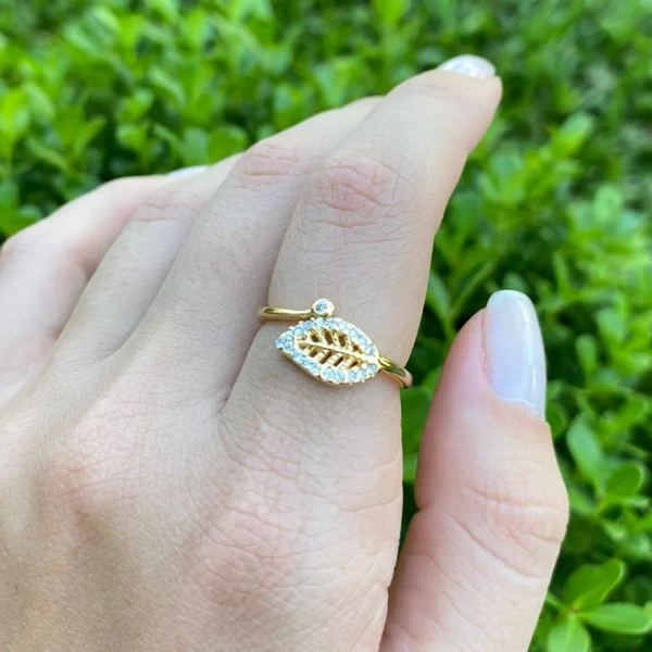 Anel Fio e Folha Cravejada, Banhado a ouro 18k