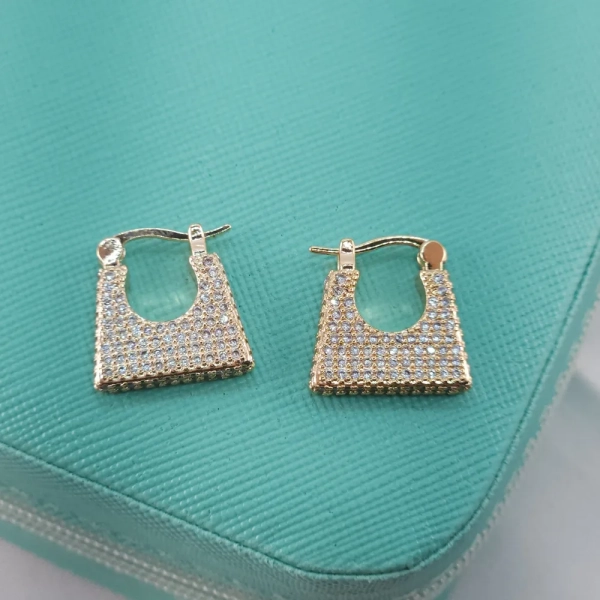 Brinco de Argola Quadrada Cravejada na Lateral, Banhada a ouro 18k