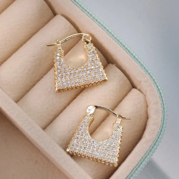 Brinco de Argola Quadrada Cravejada na Lateral, Banhada a ouro 18k - Imagem 2