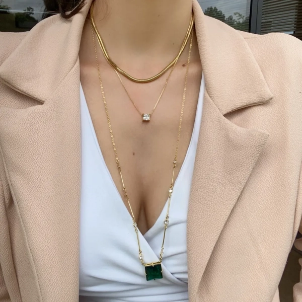 Colar Pedra Fusion Verde Quadrada e com Zircônias na Corrente.