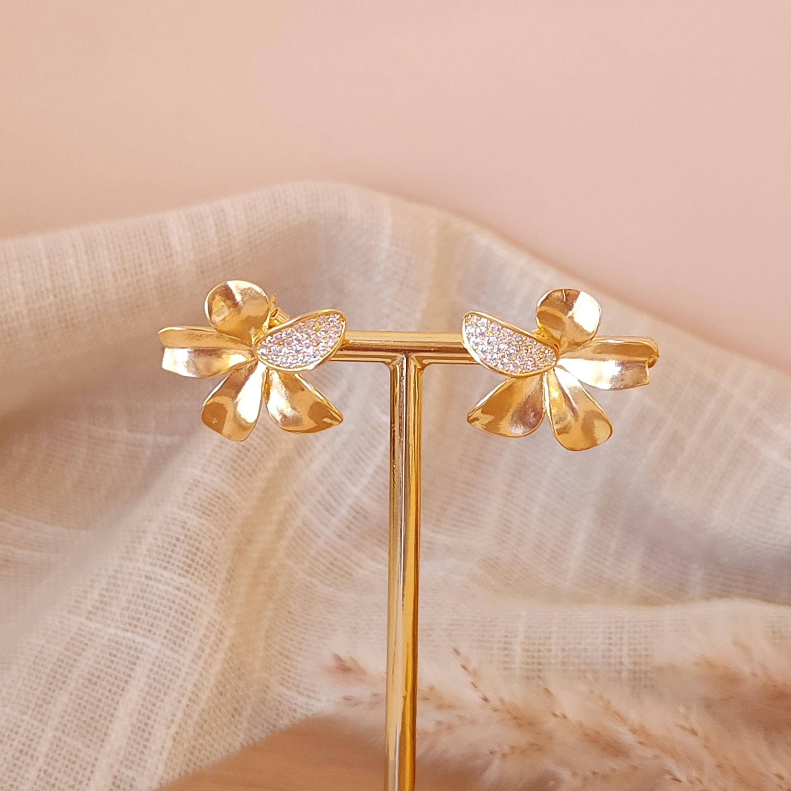 Brinco Flor orgânica com Pétala cravejada com zircônias - Banhado a ouro 18K (cópia) - Imagem 3