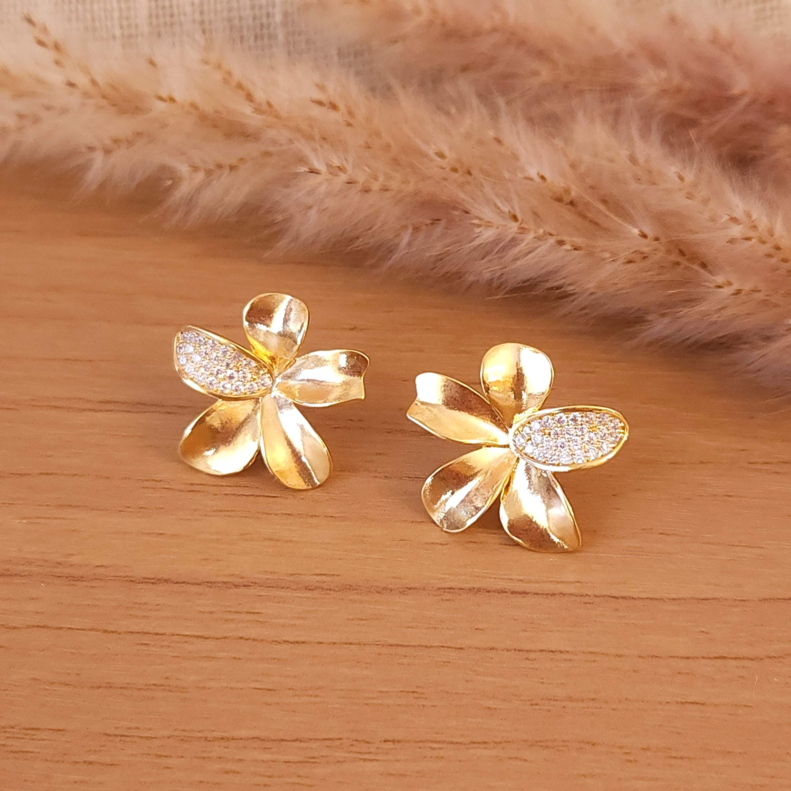 Brinco Flor orgânica com Pétala cravejada com zircônias - Banhado a ouro 18K (cópia)