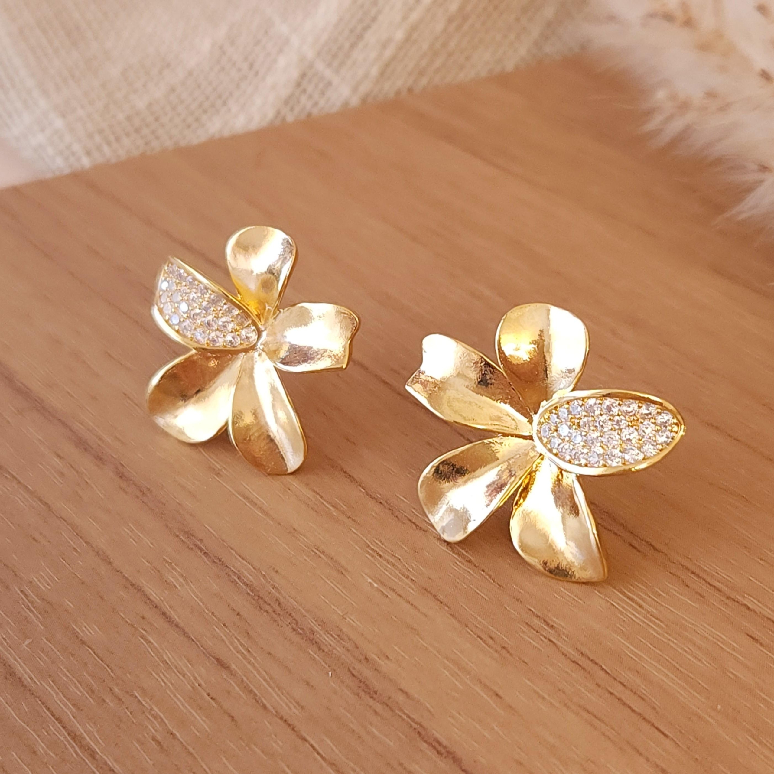 Brinco Flor orgânica com Pétala cravejada com zircônias - Banhado a ouro 18K (cópia) - Imagem 4