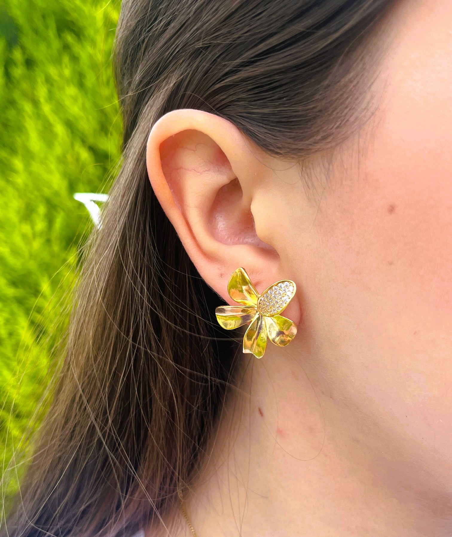 Brinco Flor orgânica com Pétala cravejada com zircônias - Banhado a ouro 18K (cópia) - Imagem 2