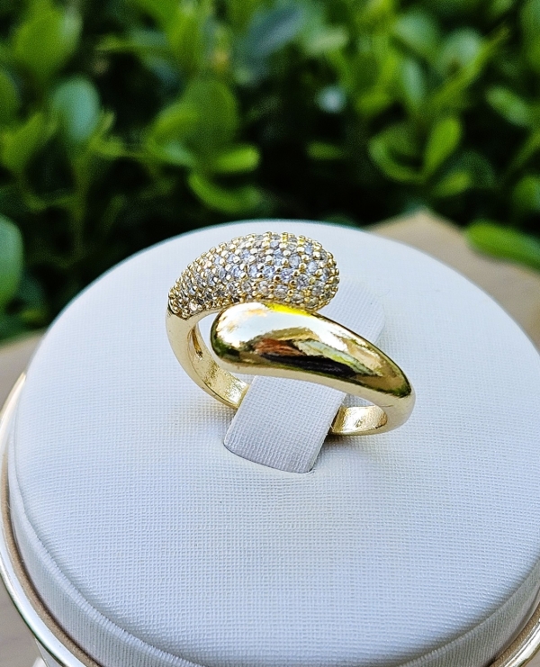 Anel Minimalista 2 Gotas, Lisa e Cravejada com Zircônias - Banhado a ouro 18k