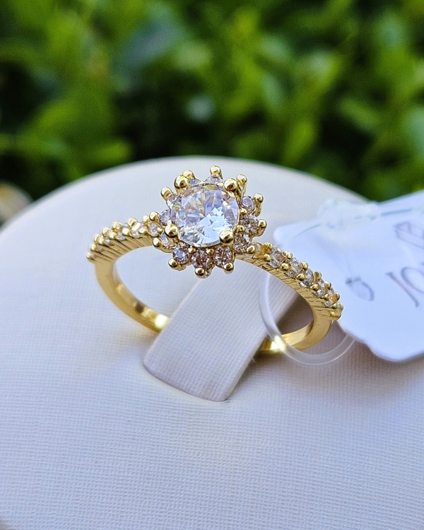 Anél Solitário Zircônia Central, Microzircônias em Volta e no Aro - Banhado a Ouro 18k