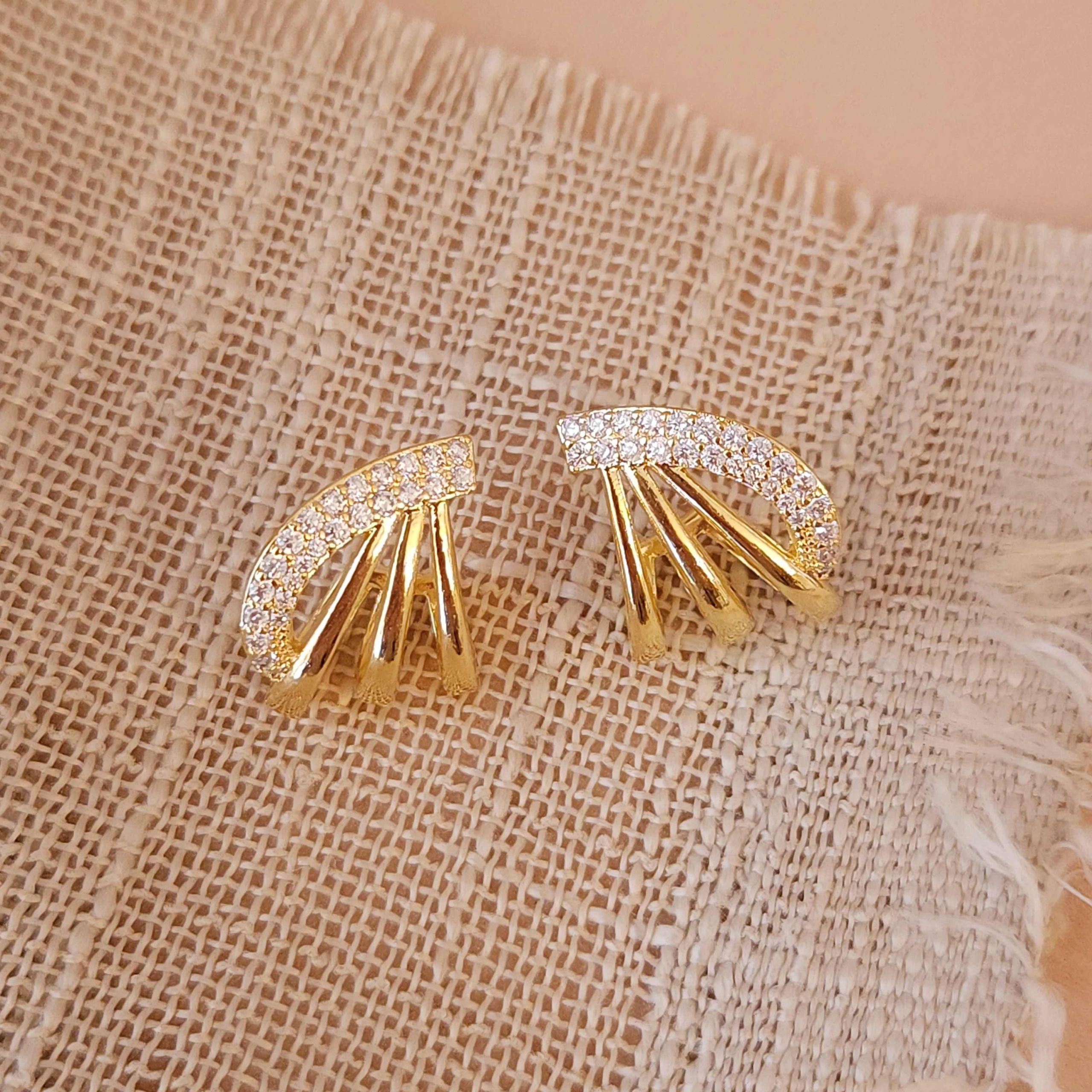 Brinco Elegante de Ondas Cravejadas e Lisas - Banhado a Ouro 18k - Imagem 2