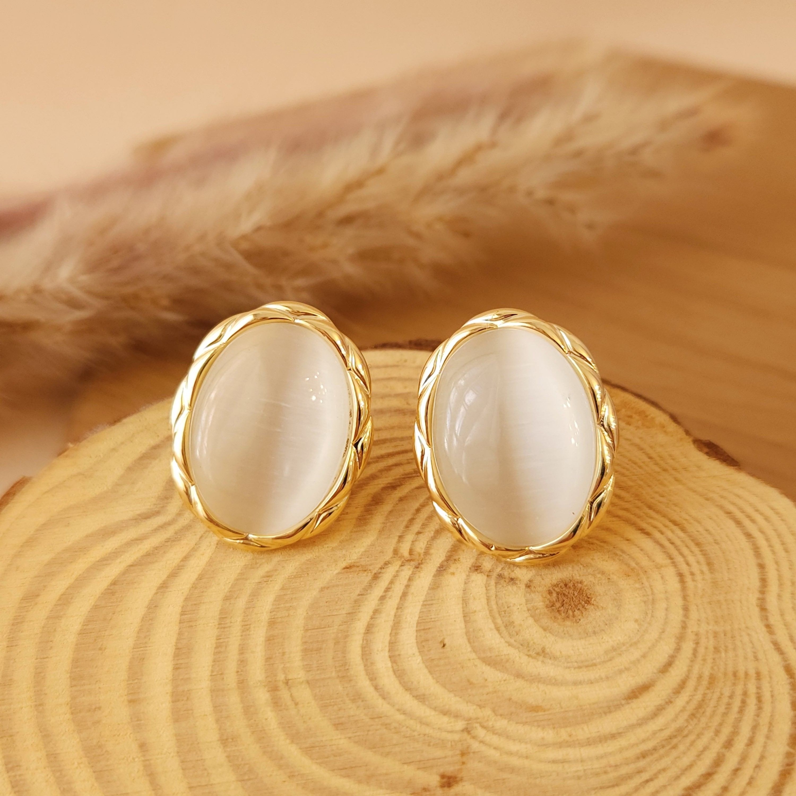 Brinco Oval Pedra Olho de Gato - Banhado a Ouro 18K