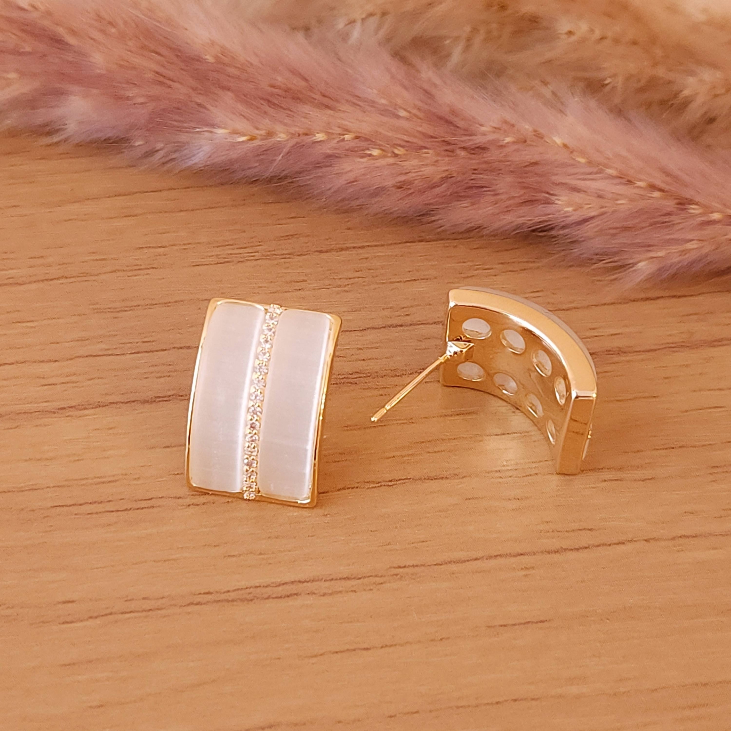 Brinco Abaulado com Pedras e Filete Cravejado no Centro - Banhado a Ouro 18k - Imagem 2