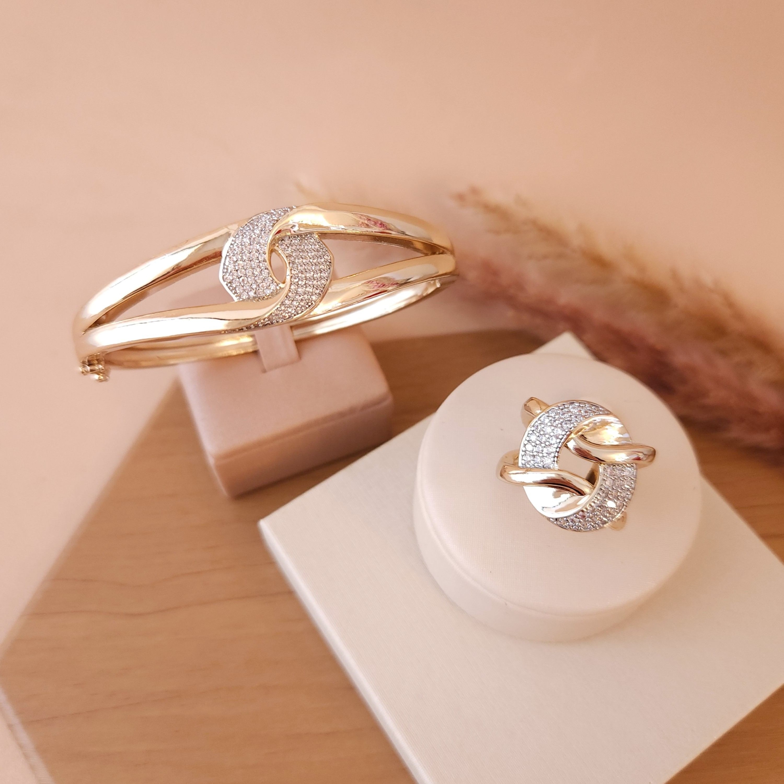 Anel Orgânico Círculo Cravejado e fios lisos - Banhado a Ouro 18k - Imagem 3