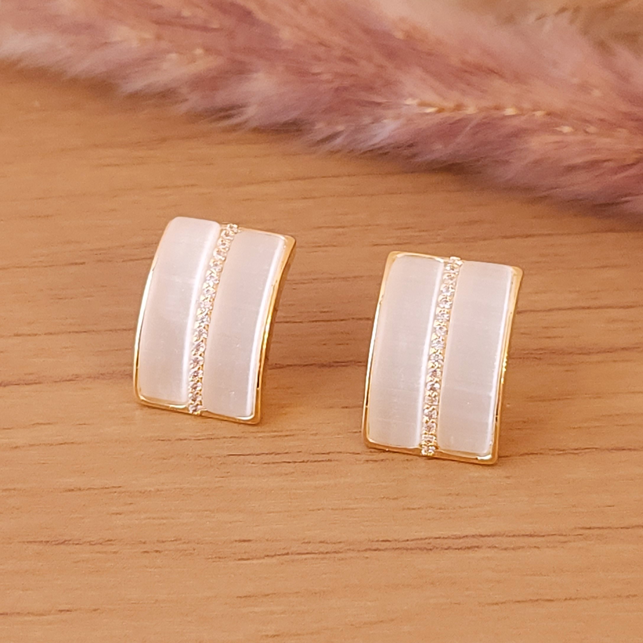 Brinco Abaulado com Pedras e Filete Cravejado no Centro - Banhado a Ouro 18k