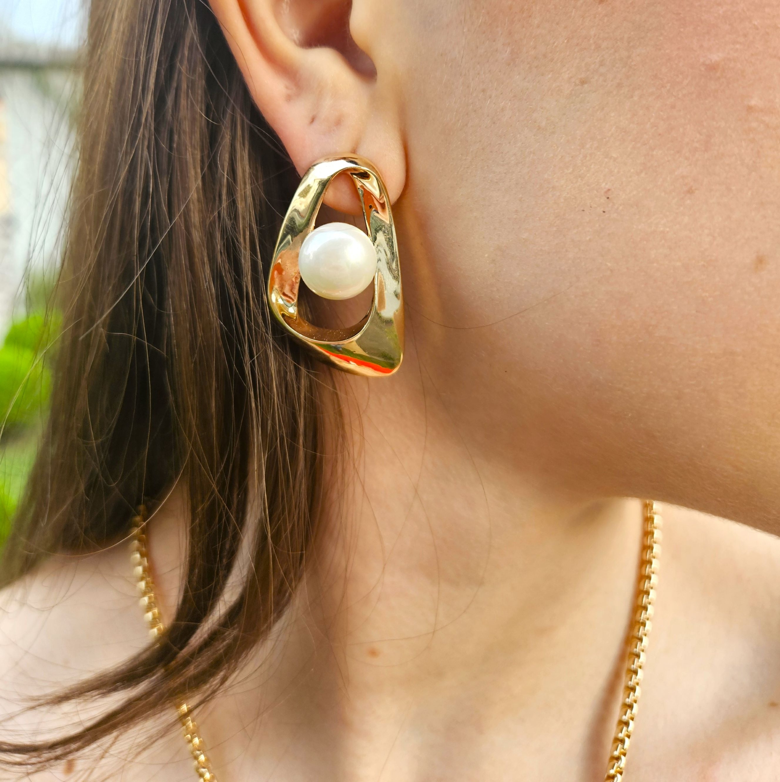 Brinco Orgânico Liso Vasado com Pérola Central - Banhado a Ouro 18k - Imagem 3