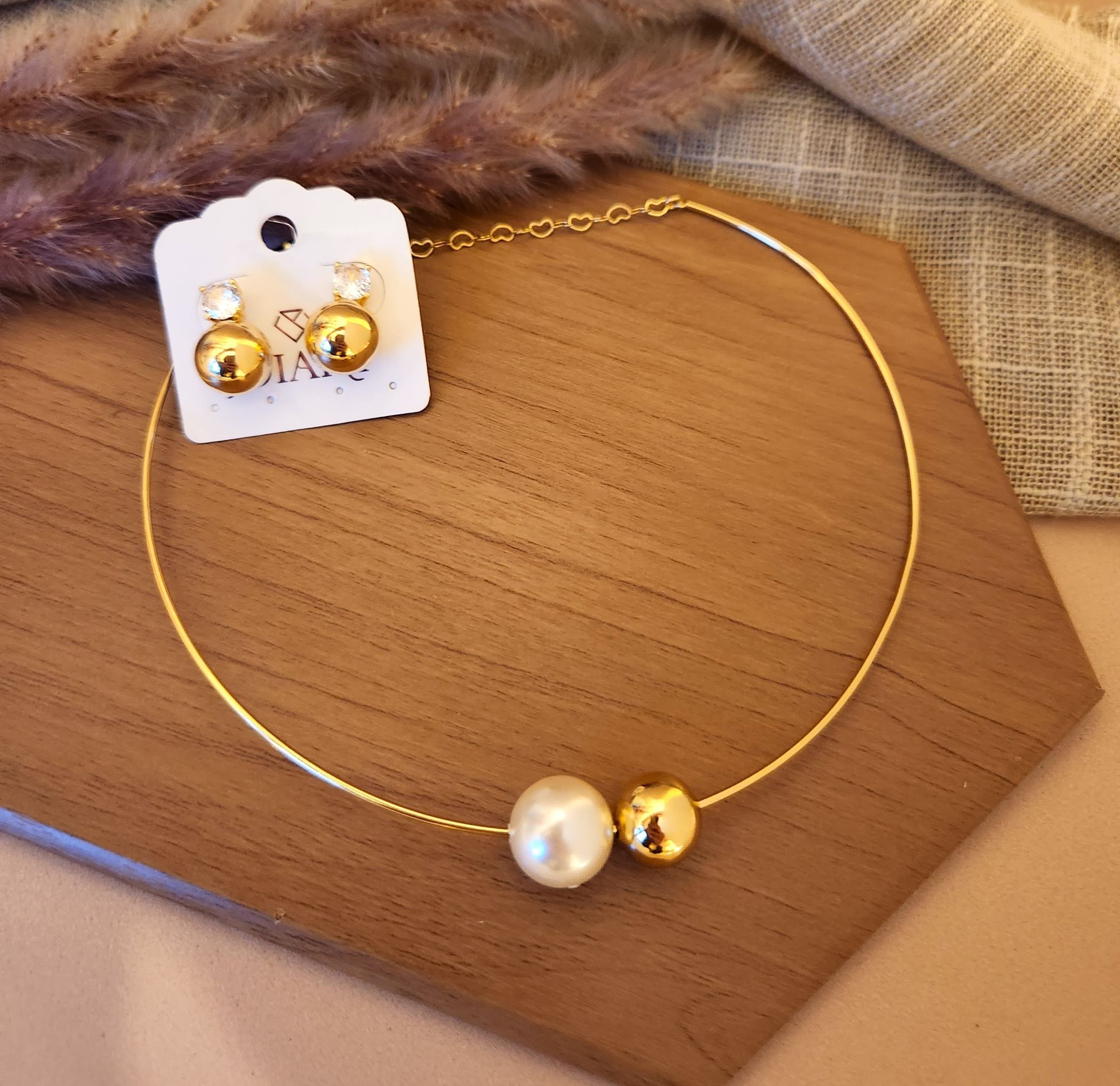 Conjunto Colar fio Rígido com Pérola e Bola Lisa - Banhado a Ouro 18k