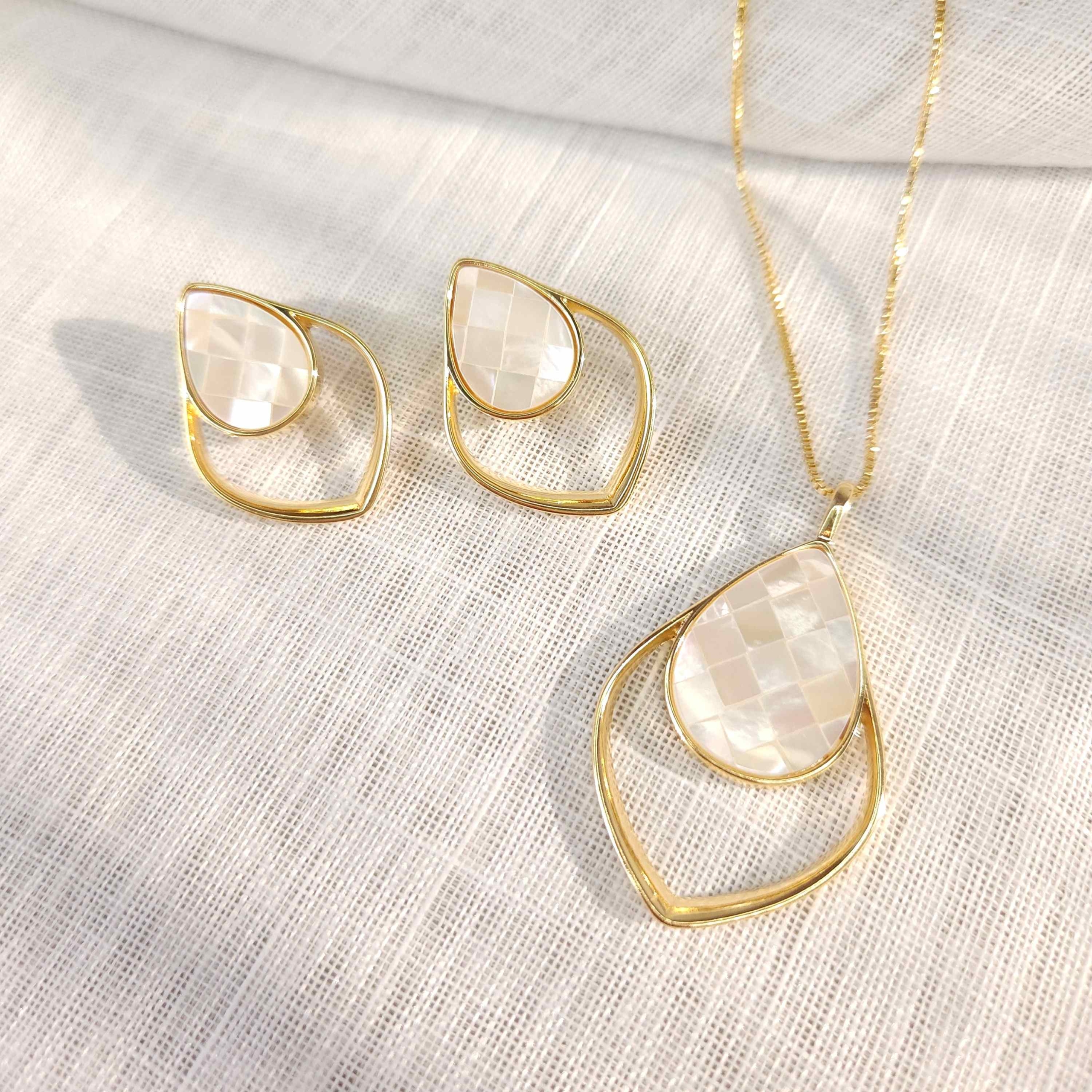 Conjunto Gotas em Pedras Naturais/Mosaico de Madrepérolas - Banhado a Ouro 18k