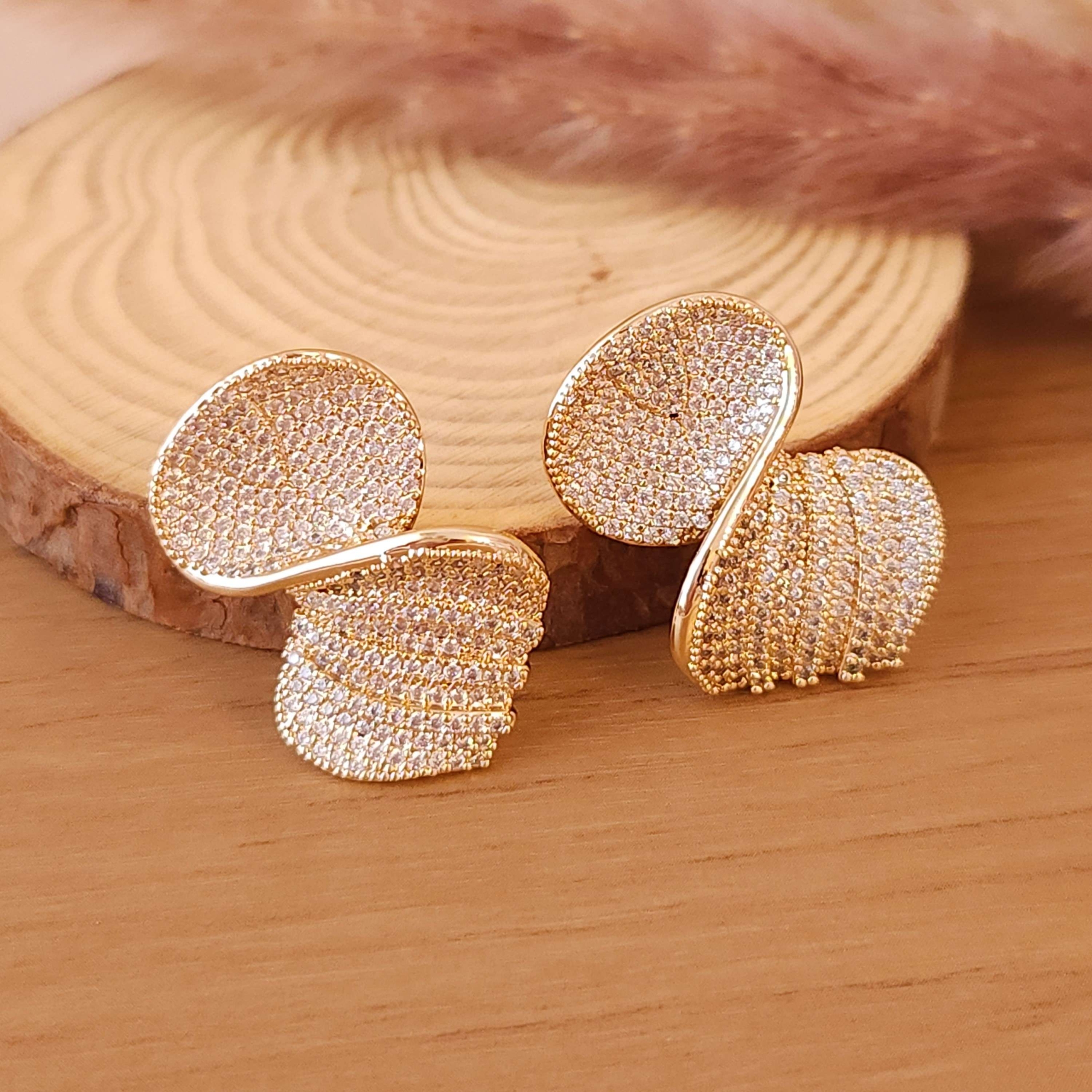 Conjunto Requinte, de Brinco e Anel Ondas Cravejadas - Banhado a Ouro 18K - Imagem 2