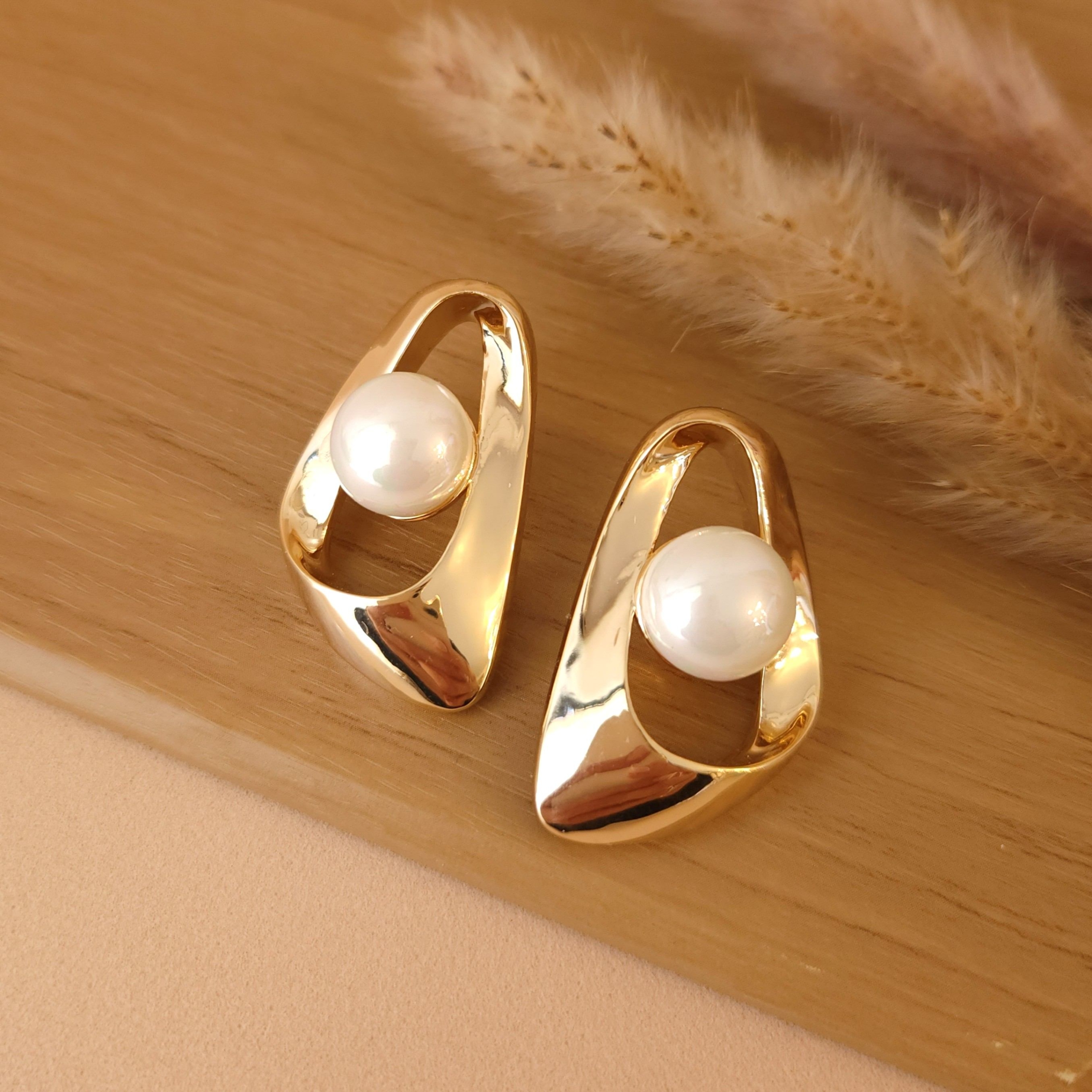 Brinco Orgânico Liso Vasado com Pérola Central - Banhado a Ouro 18k