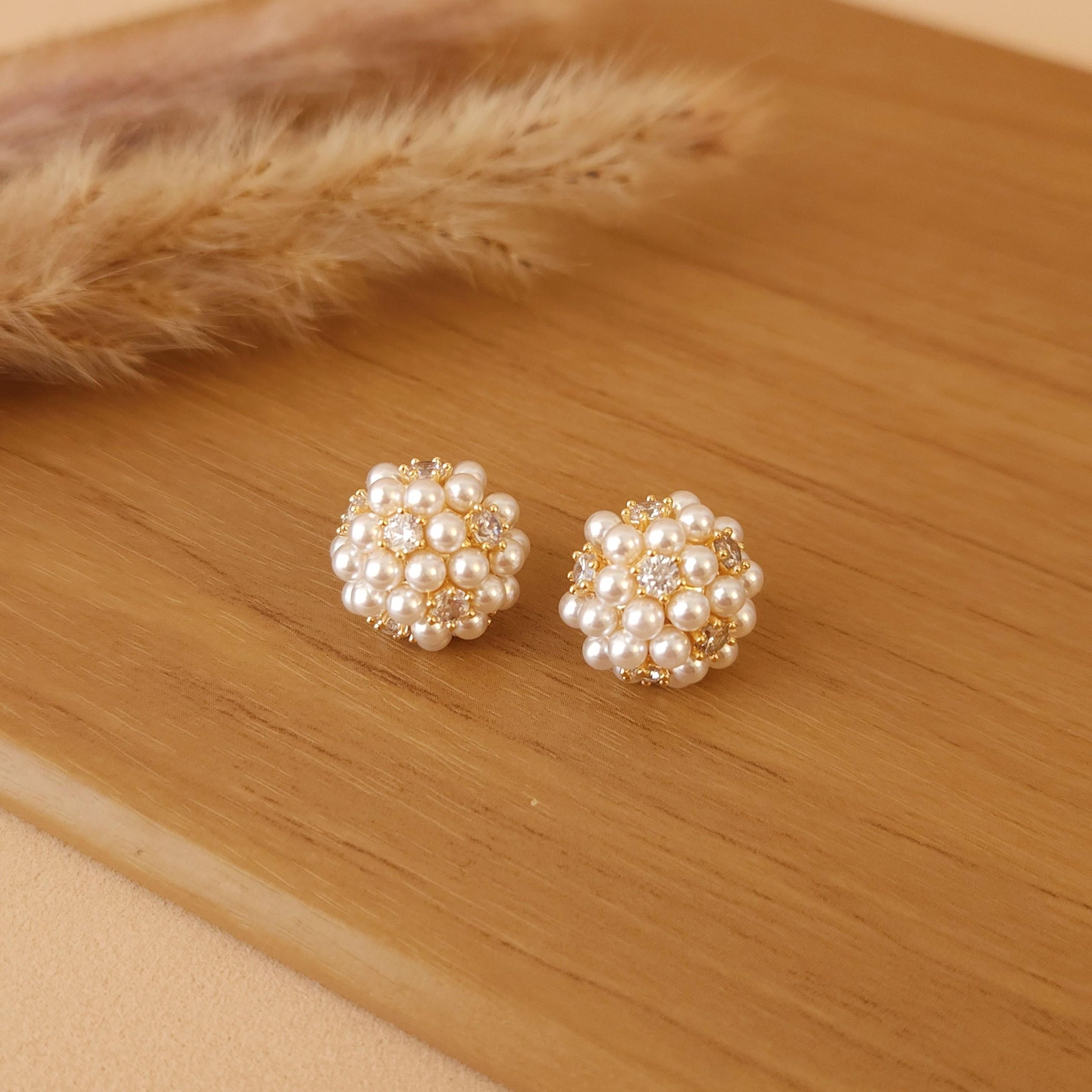 Brinco Arredondado com Mini Pérolas e Zircônias - Banhado a Ouro