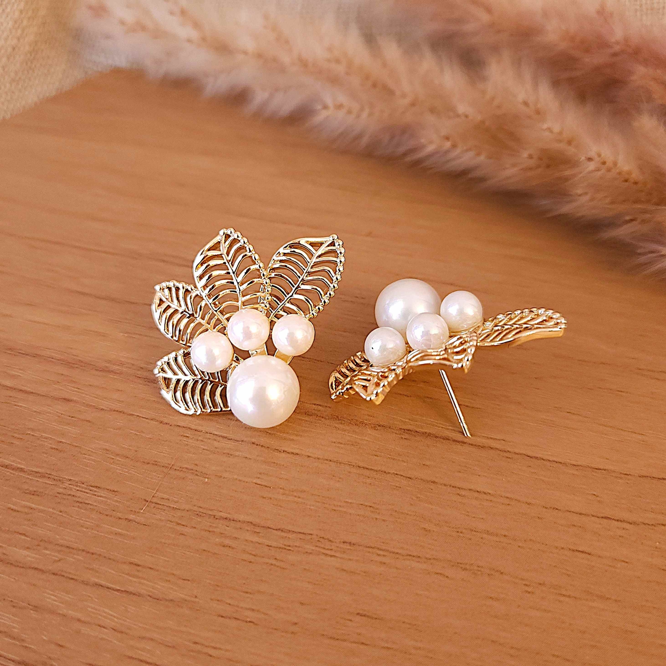 Brinco Pérolas e Folhas vasadas Ear Cuff- Banhado em ouro 18k - Imagem 2