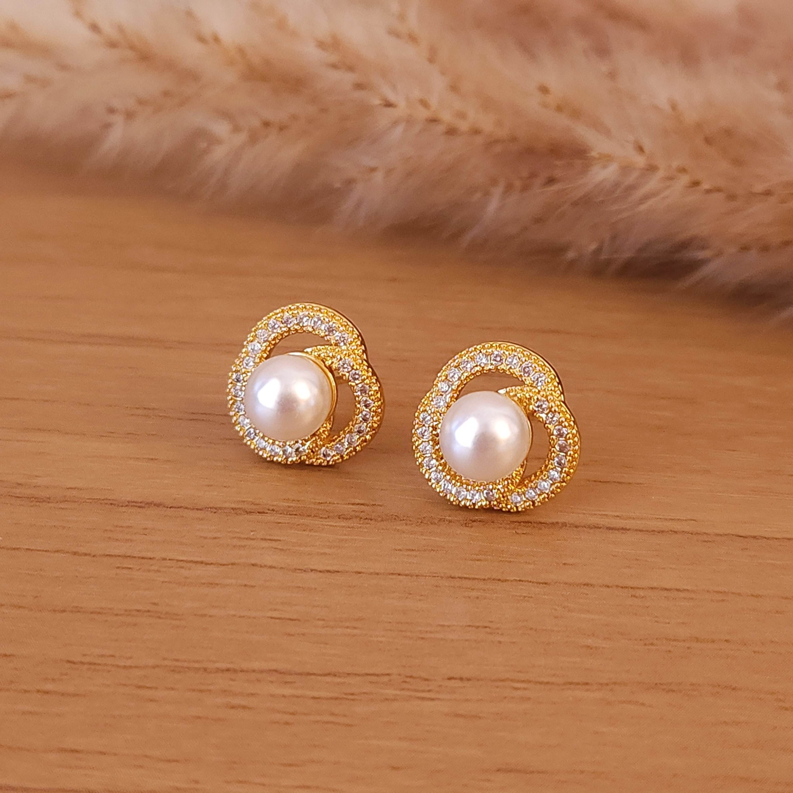 Brinco Ondas Entrelaçadas com Zircônias e Pérola Central - Banhado a Ouro 18k