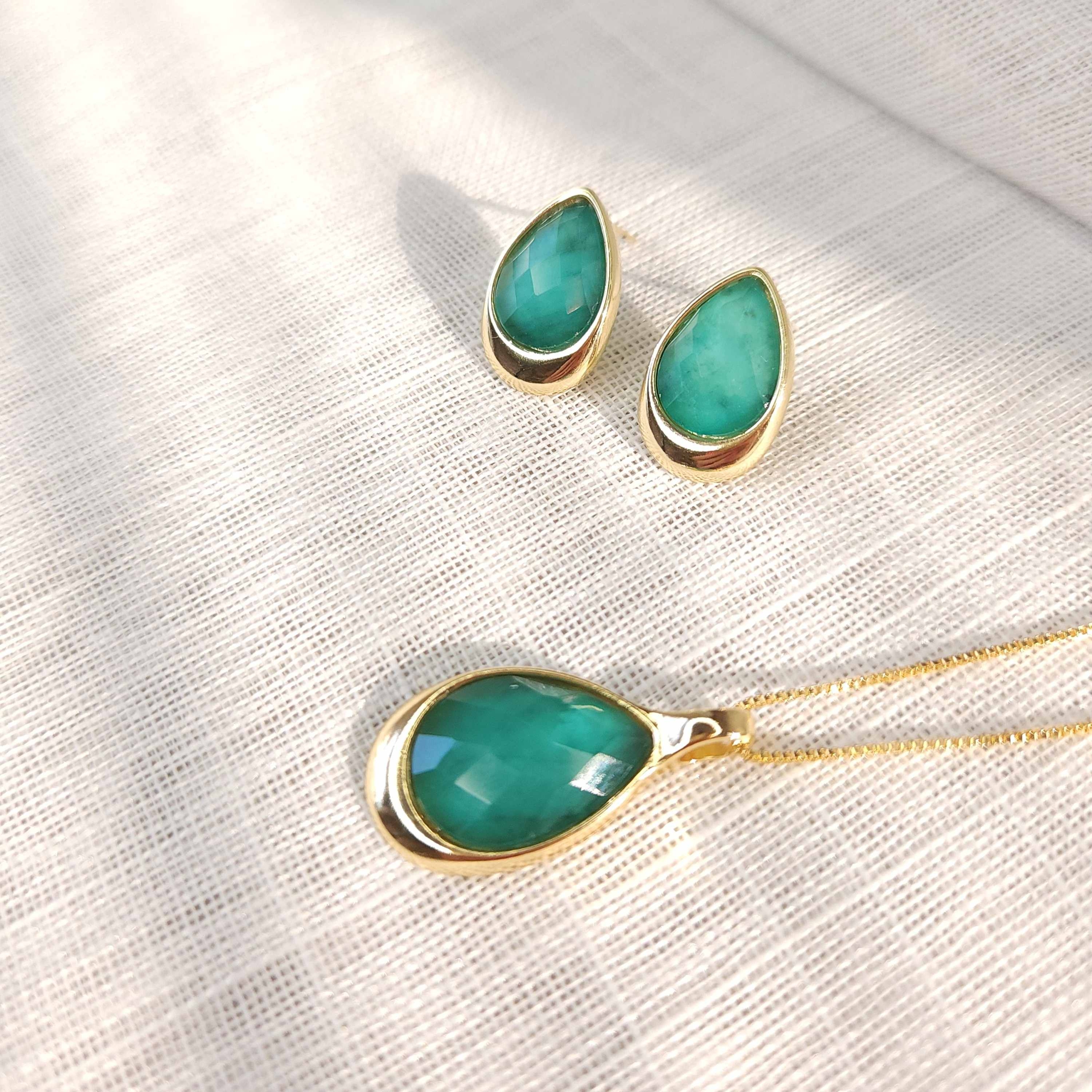 Conjunto de Gotas com Pedras Naturais Esmeralda - Banhado a Ouro 18k