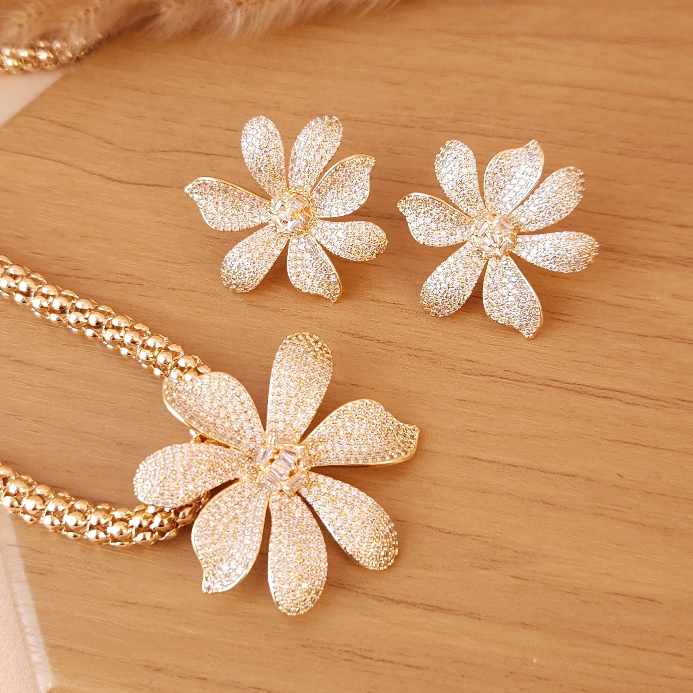 Conjunto Elegante de Flores Cravejadas e Cordão - Banhado a Ouro 18k