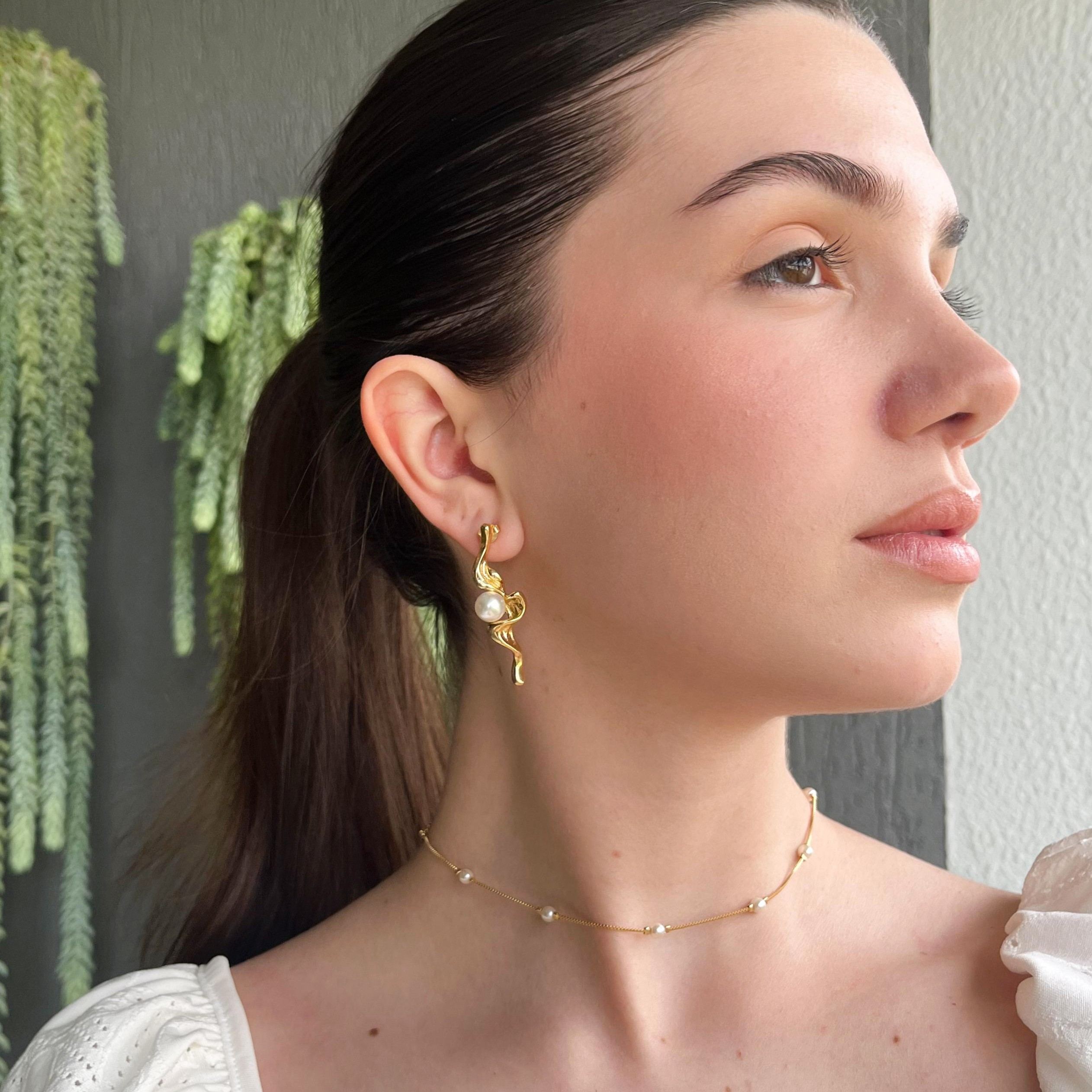 Brinco Ondulado Minimalista e Pérola - Banhado a Ouro 18k - Imagem 4