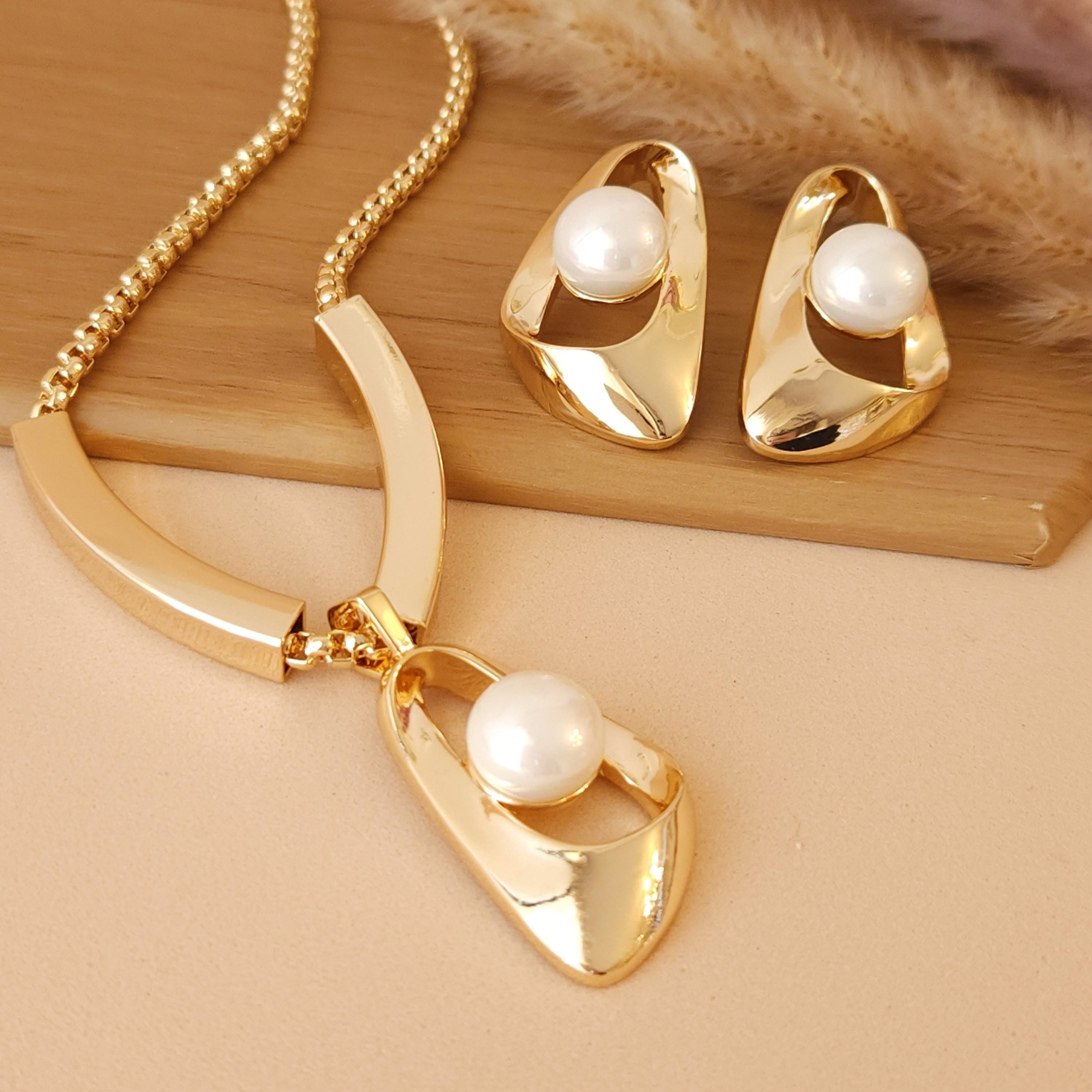 Brinco Orgânico Liso Vasado com Pérola Central - Banhado a Ouro 18k - Imagem 2