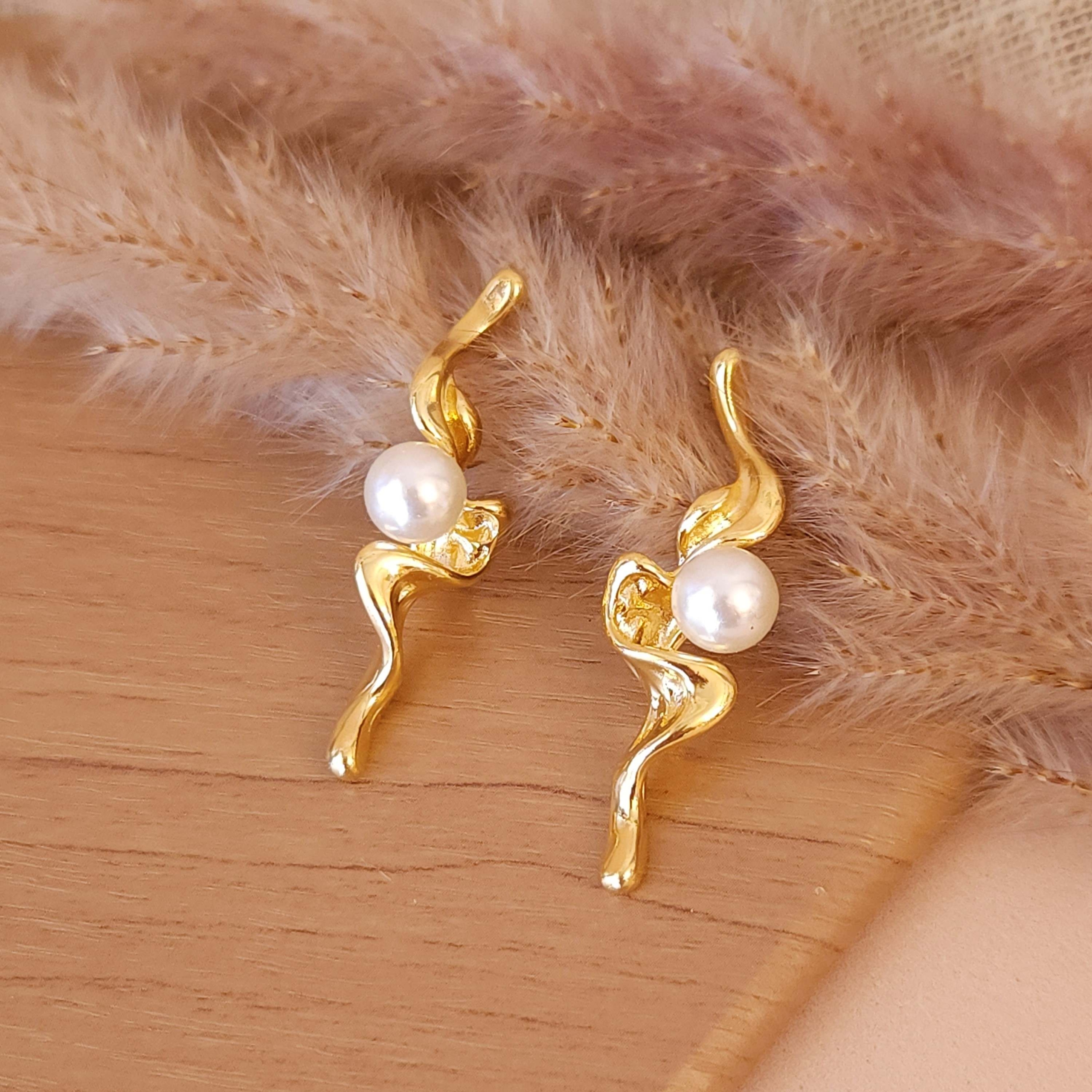 Brinco Ondulado Minimalista e Pérola - Banhado a Ouro 18k - Imagem 3