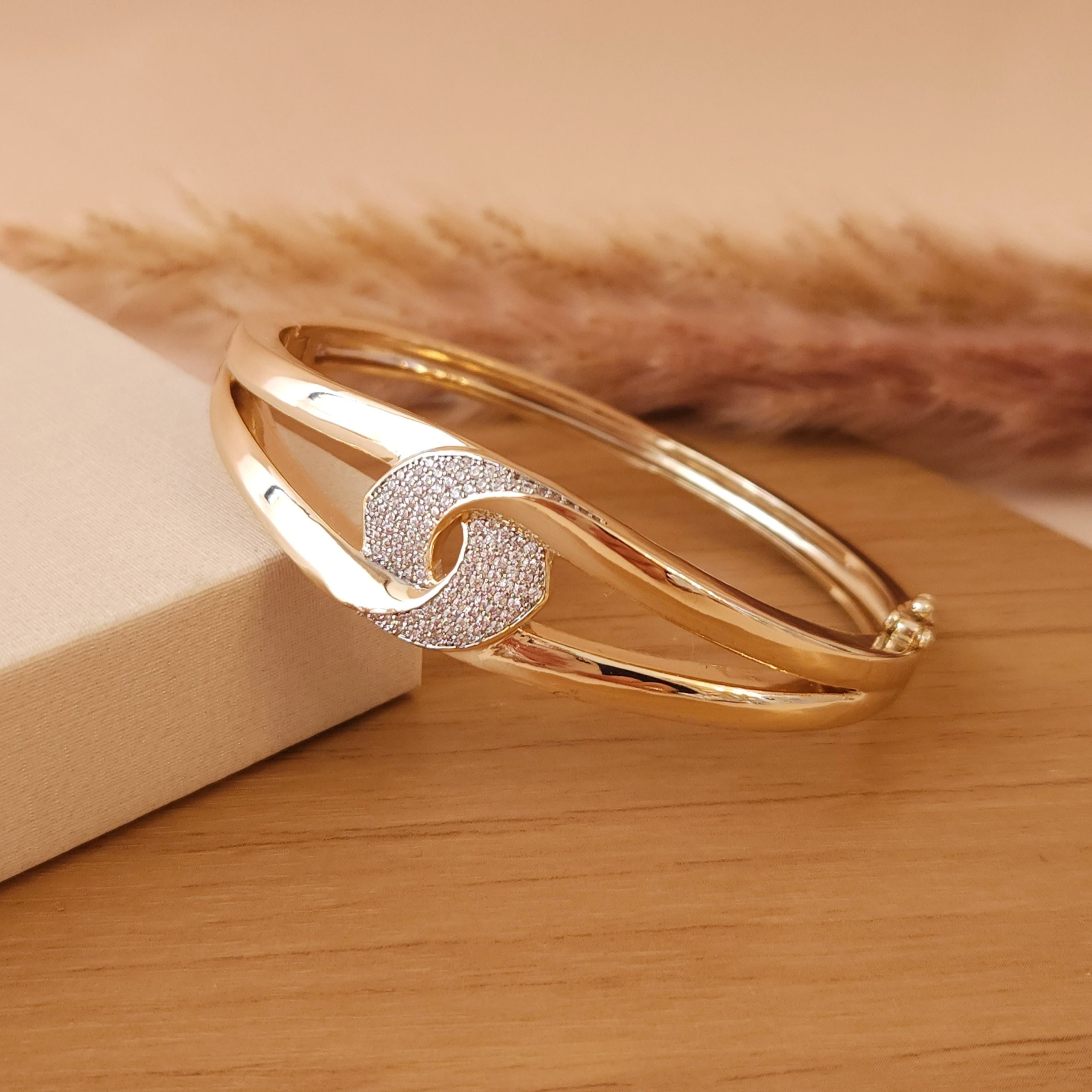 Bracelete Liso Dois Fios Trançados e circulo Central Cravejado - Banhado a Ouro 18k