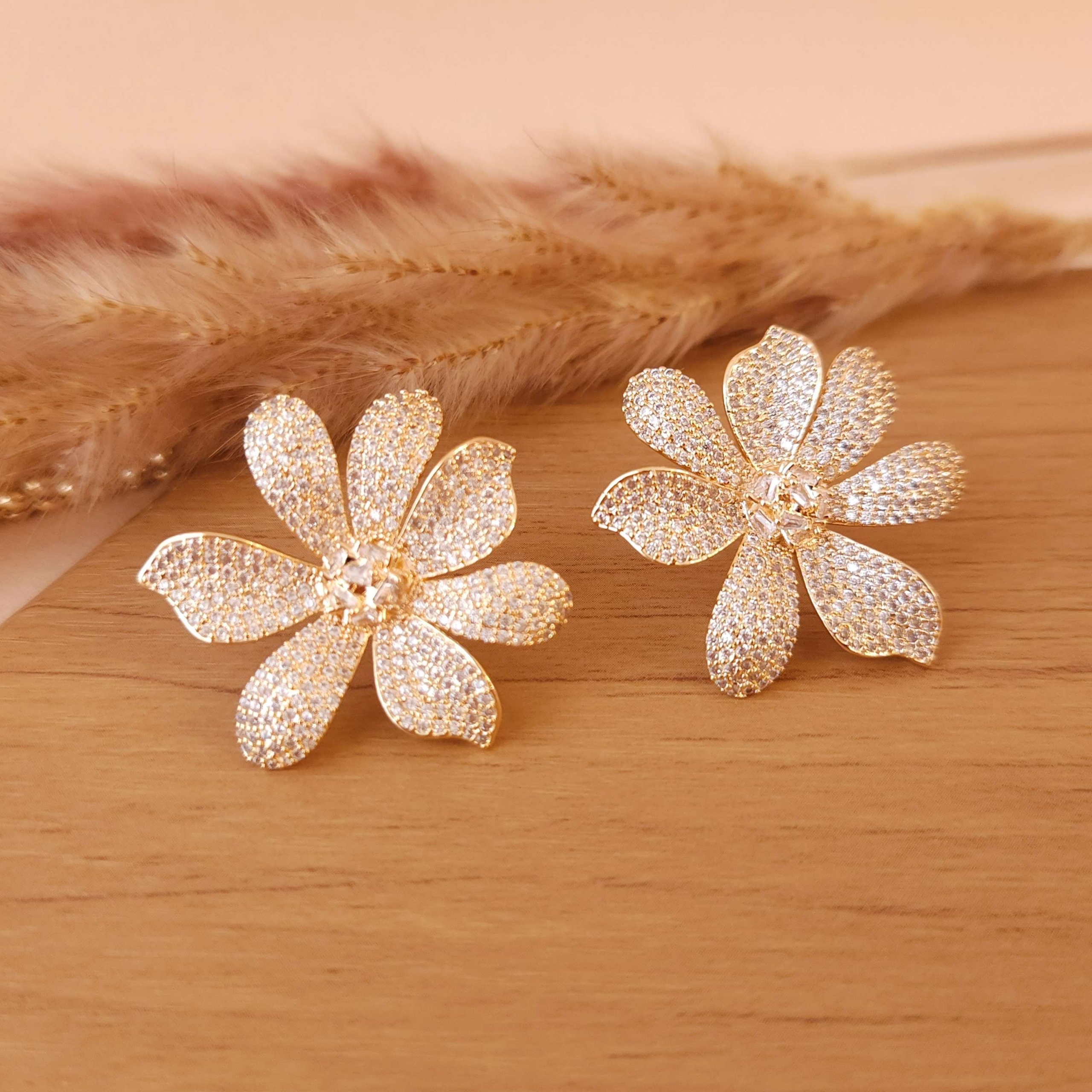 Conjunto Elegante de Flores Cravejadas e Cordão - Banhado a Ouro 18k - Imagem 2