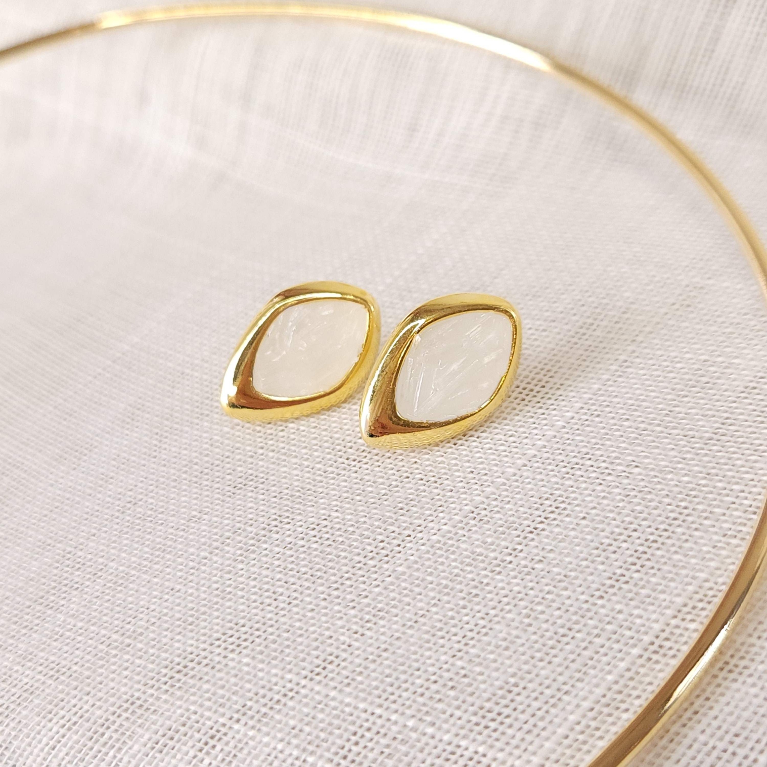 Conjunto Colar De Fio e Pedras Naturais Selenita - Banhado a Ouro 18 k - Imagem 3