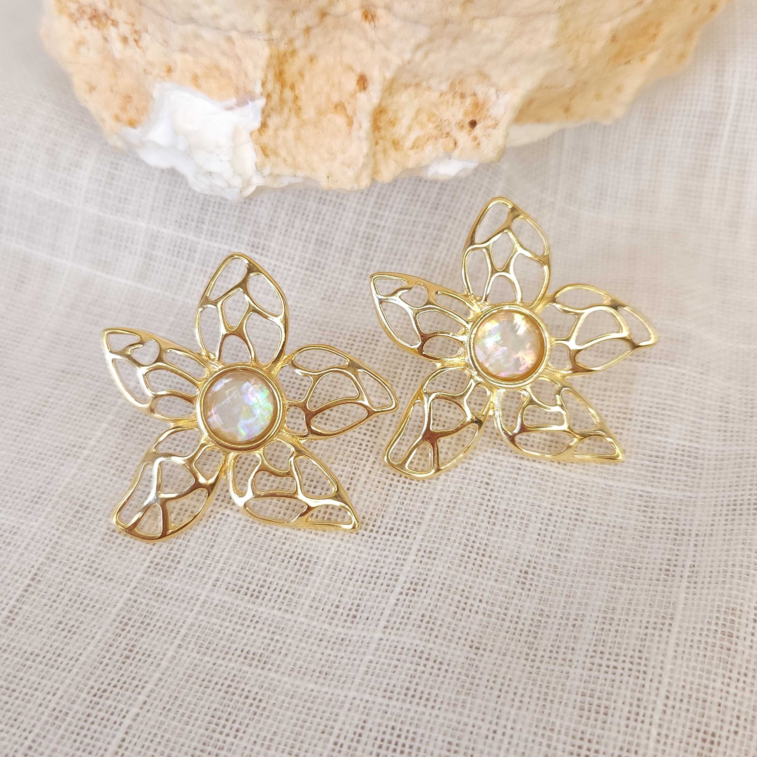 Brinco Estrela do Mar com Pedra Natural Opala do Mar - Banhado a Ouro 18k