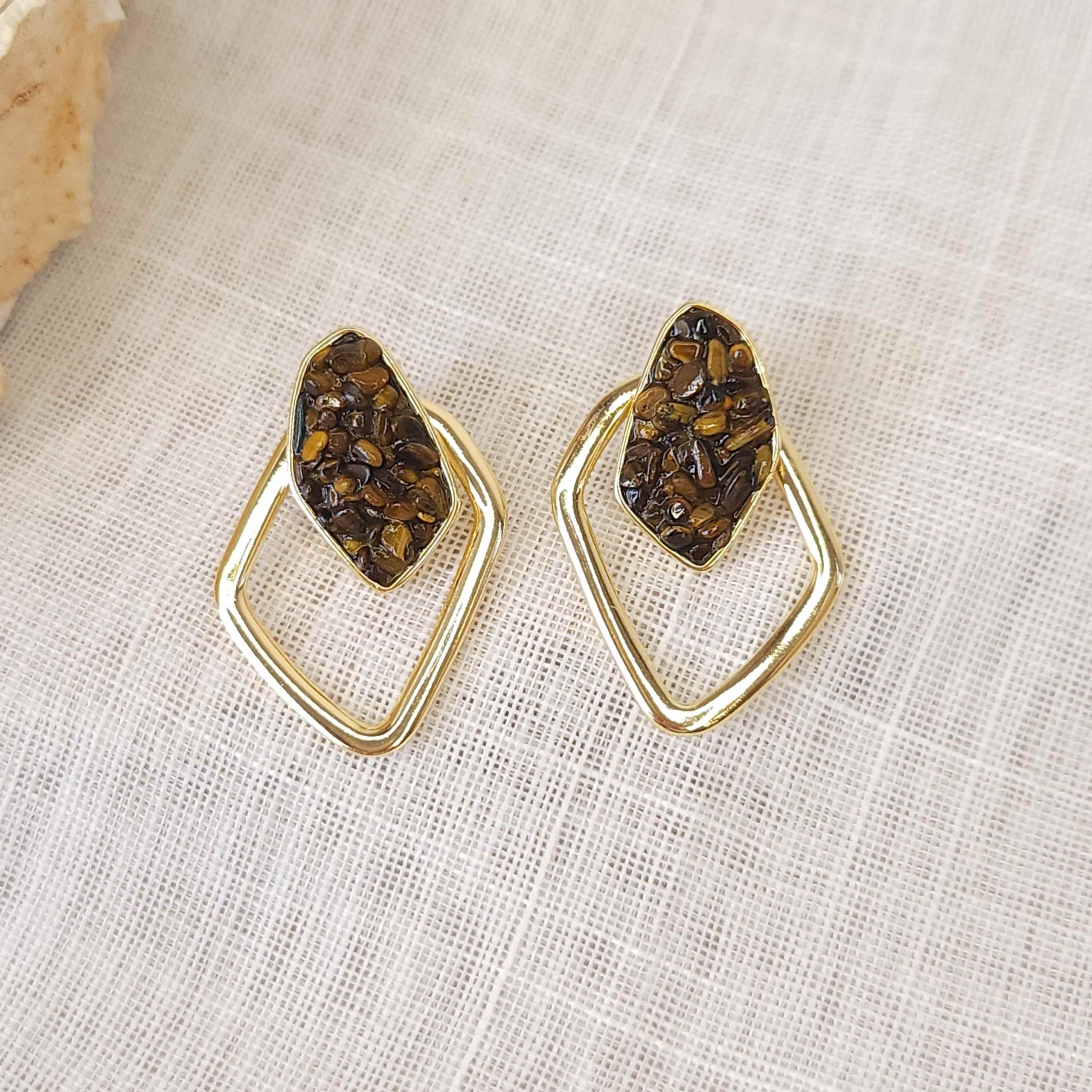 Brinco 2 em 1, Pedra Natural Olho de Tigre e Fio Geométrico - Banhado a Ouro 18k