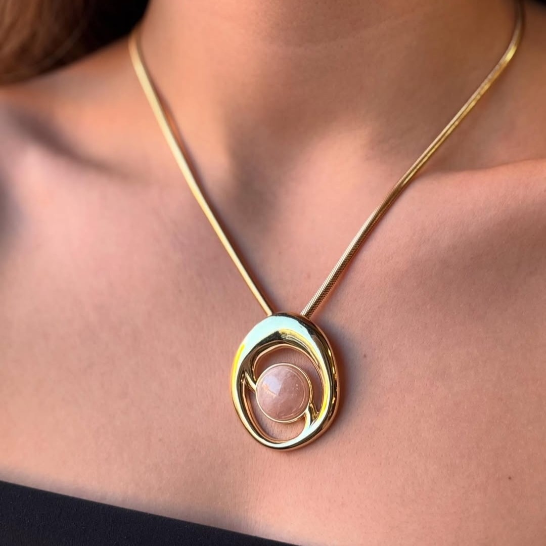 Conjunto Orgânico Arredondado e Vasado com Pedras Quartzo Rosa - Banhado a Ouro 18K - Imagem 4